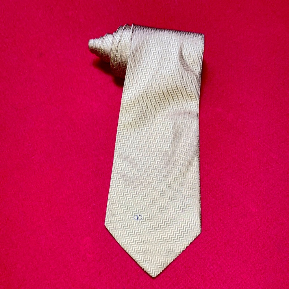 Valentino Cravatte mens tie 58 1/2 x 3 7/8 Gold zig zag design.